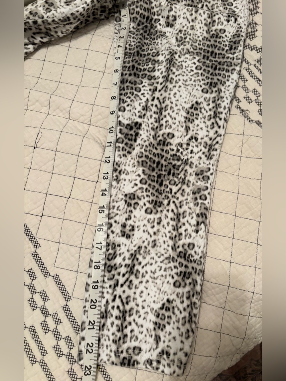 Hue Leopard Print lightweight denim legging crop length - Black and White M - Picture 7 of 7